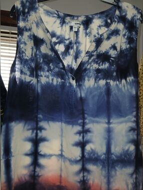 Sonoma Tie-Dye Red, White, And Blue Sleeveless V Neck Top. L